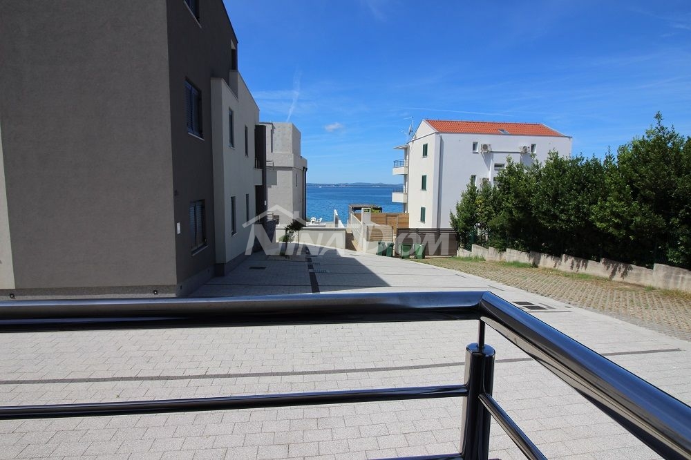 Apartman, visoko prizemlje 30 metara od mora s pogledom na more