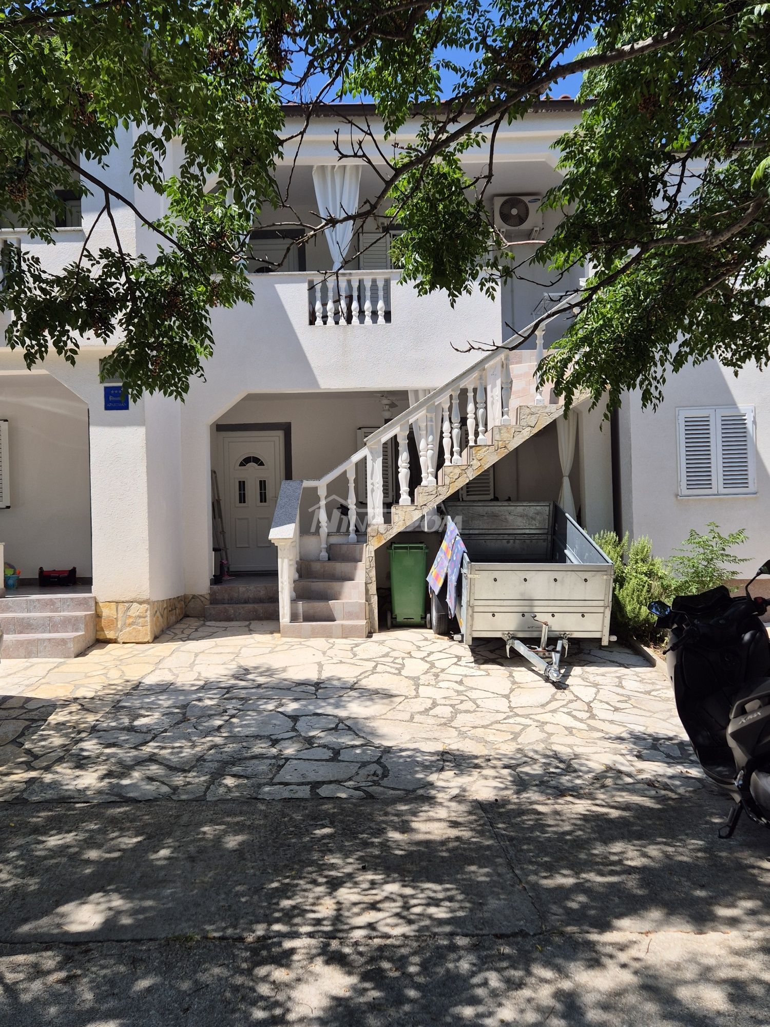 Terraced house with two separate apartments 