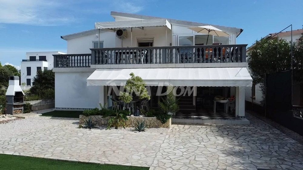 Južná strana 90 metrov od mora, apartmánový dom so záhradou